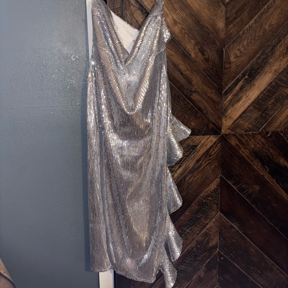 Silver Sequin dress with high slit - Picture 3 of 6